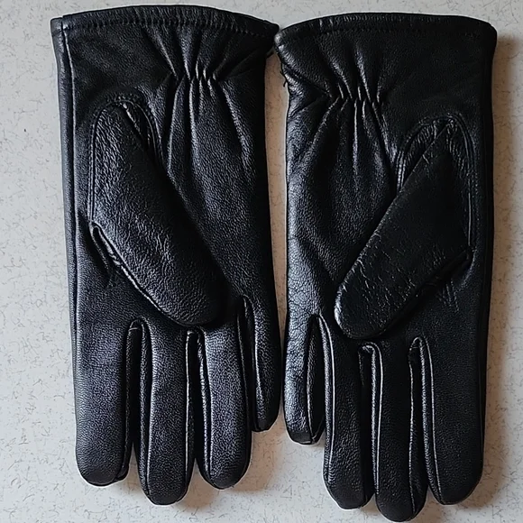 Women's Black Leather Gloves - Picture 2 of 5